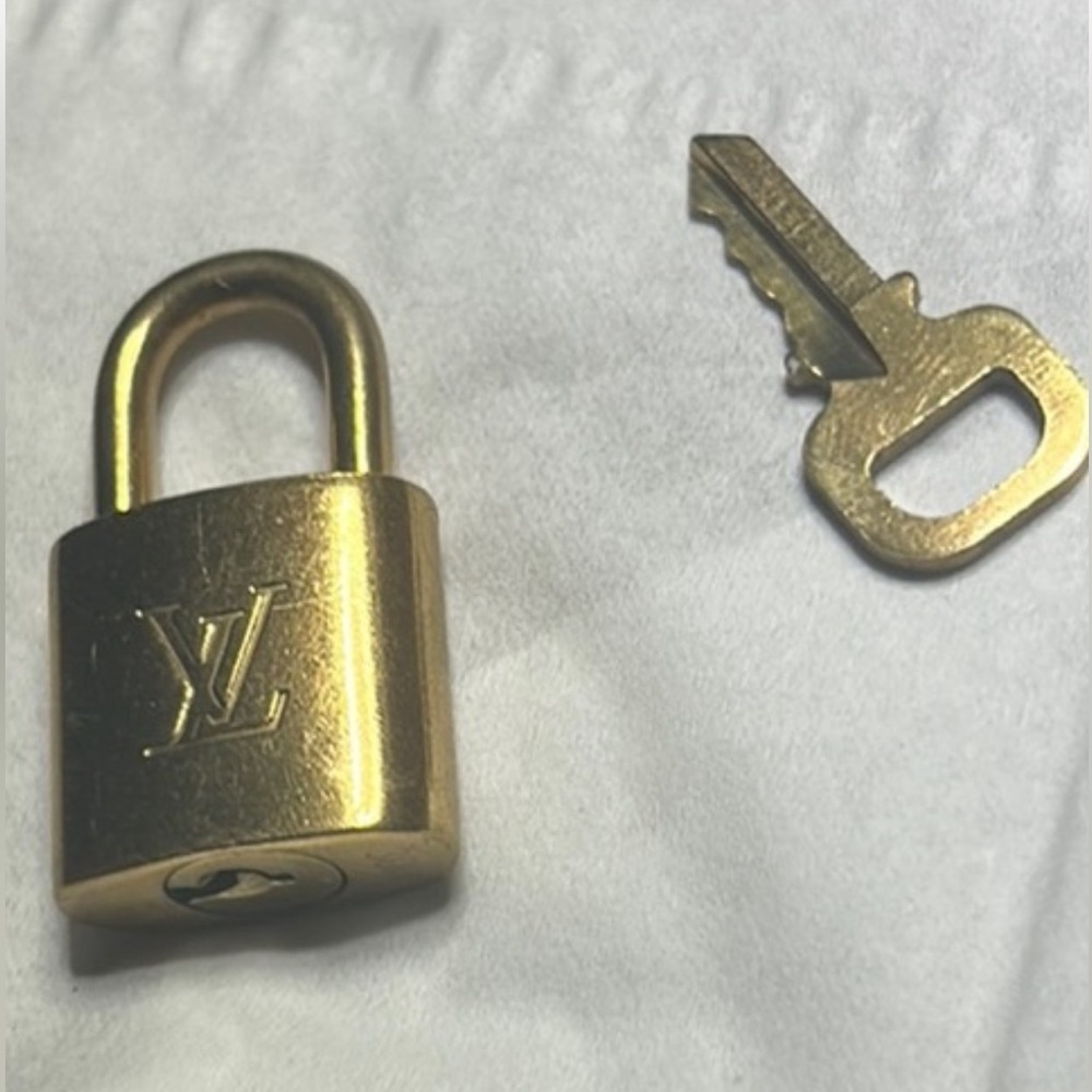 Authentic LV lock & key. Ur chased on poshmark. Used not new...